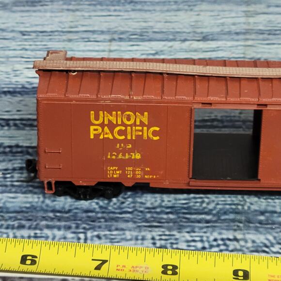 Vintage H.O scale Union Pacific & chessie systems train boxcars blue and brown - Picture 5 of 10